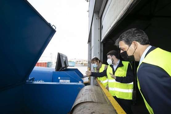 Visita de la consejera de Medio Ambiente, Inés Jiménez, a la plataforma logística de HiperDino para conocer su sistema de separación de residuos/TA.
